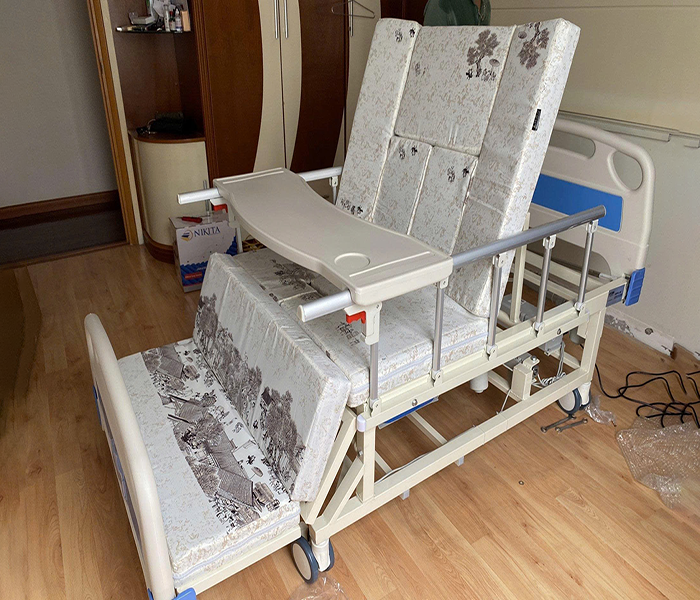 Tư thế ngồi và nâng chân giường bệnh Lucass