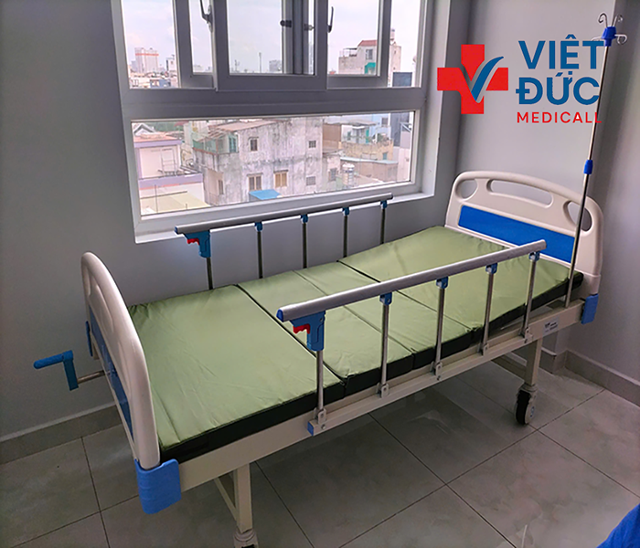 Bánh xe có khóa và khung giường chắc chắn